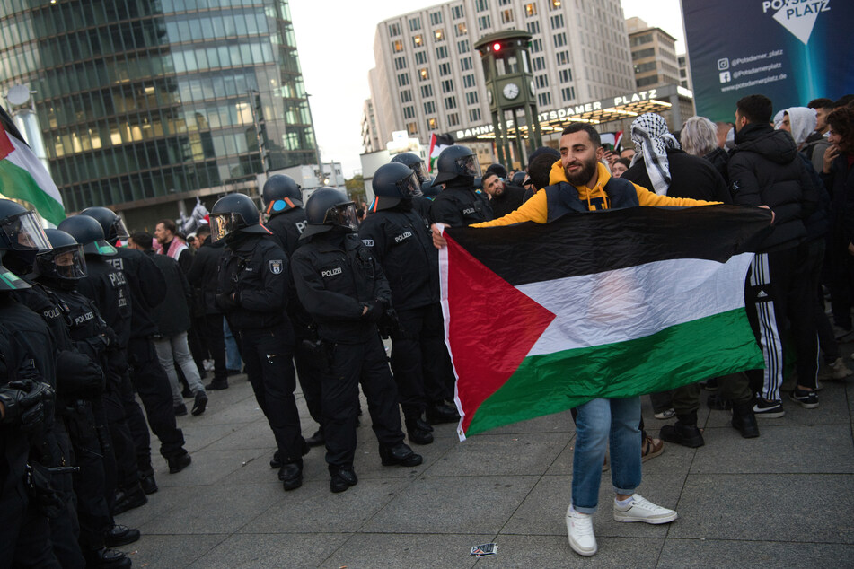 Polizisten waren am Sonntag bei einer verbotenen Pro-Palästina-Demonstration am Potsdamer Platz in Berlin m Einsatz.