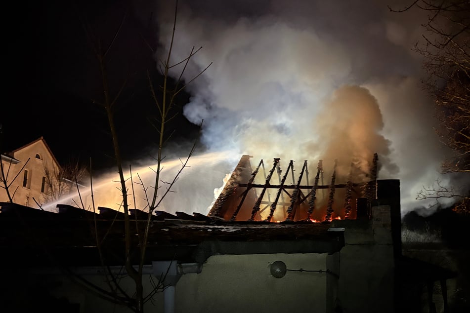 Unter dem Dach hatten sich Glutnester gebildet.