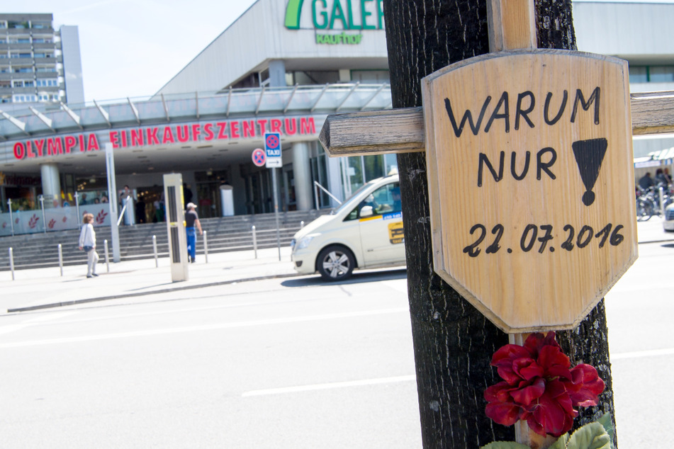 Am 22. Juli 2016 hatte ein junger Mann bei dem Einkaufszentrum neun Menschen erschossen, zahlreiche verletzt und sich selbst getötet.