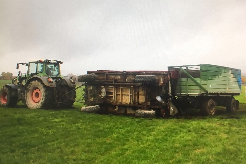 Traktor kippt nach Kollision mit Lkw um