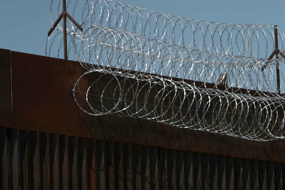 Stacheldraht am US-mexikanischen Grenzzaun. Monatlich versuchen tausende Menschen, von Mexiko aus in die USA zu gelangen.