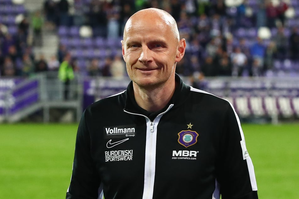 Grund zum Lächeln: Aue-Sportchef Matthias Heidrich (47) ist nach dem 2:1-Sieg gegen Aufsteiger TSV Havelse zufrieden.