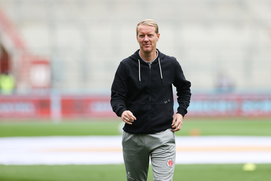 Coach Timo Schultz (44) hat aus dem FC St. Pauli eine Spitzenmannschaft geformt. Der Rückstand auf den Tabellenführer SSV Jahn Regensburg beträgt nur einen Punkt.