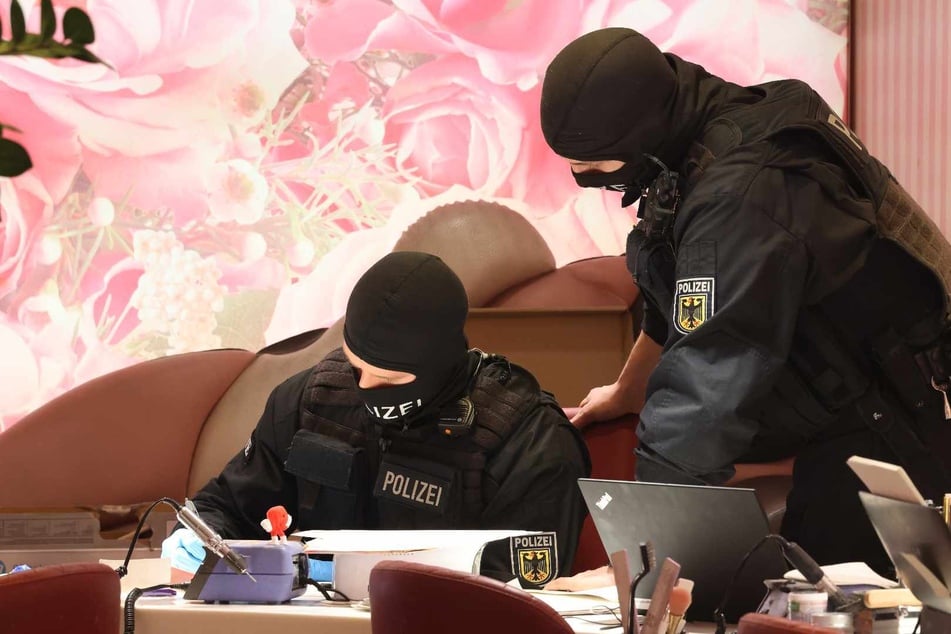 Großrazzia in NRW und Hessen: Polizei nimmt Darknet-Bande hoch
