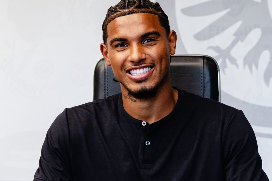 Verteidiger Otávio Manoel Galdino Fernandes (20) hat bei Eintracht Frankfurt einen Vertrag bis zum 30. Juni 2031 unterschrieben.