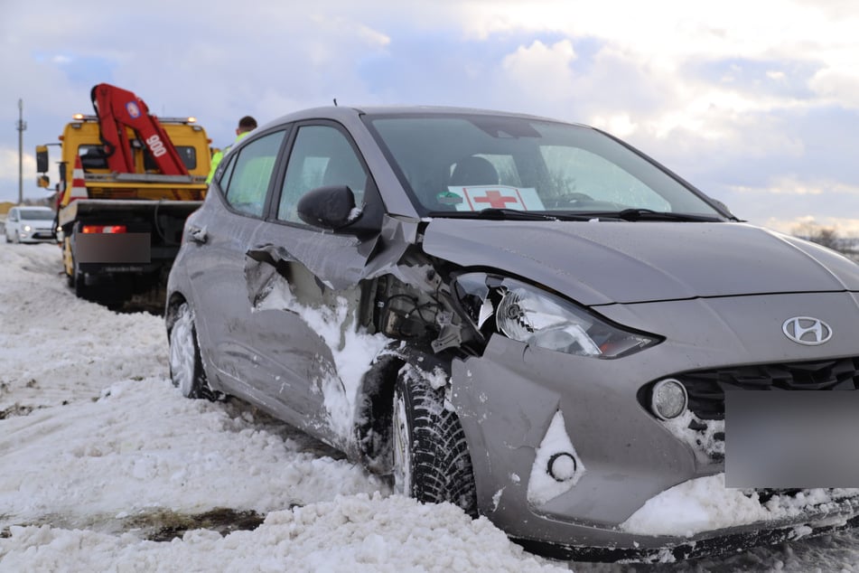 Ein Hyundai krachte am Freitagnachmittag auf der S207 bei Oederan (Landkreis Mittelsachsen) gegen ein Schild. Der Wagen wurde abgeschleppt.