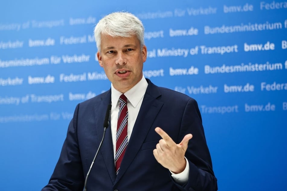 Bundesverkehrsminister Steffen Bilger (CDU, 47) bezeichnete die Situation als "besorgniserregend".