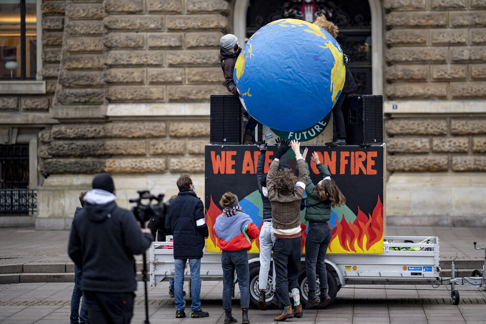 Aktivisten von "Fridays for Future" bauen auf dem Hamburger Rathausmarkt eine sogenannte "Galerie des Scheiterns" auf. (Archivbild)