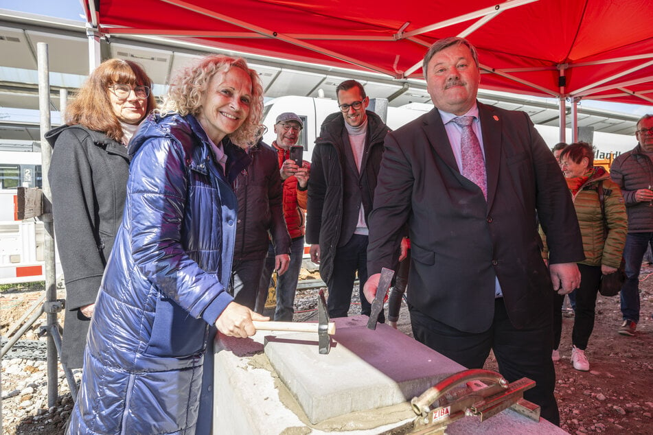 Ines Fröhlich (60), Staatssekretärin im Verkehrsministerium und der Werdauer Oberbürgermeister Sören Kristensen (59, par­tei­los) waren am Dienstag bei der Grundsteinlegung für das neue Bahnhofsgebäude.