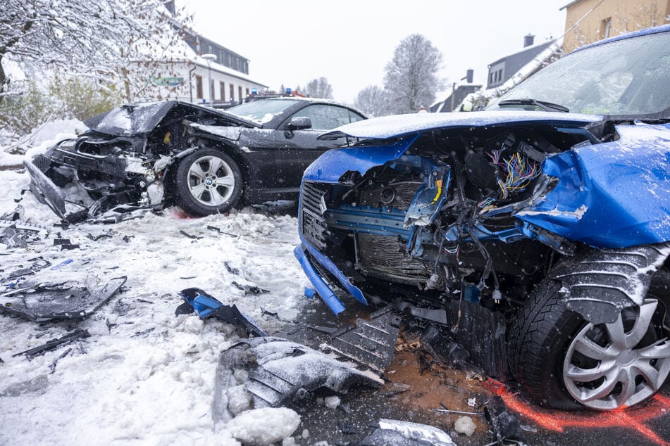 Winter-Crash im Erzgebirge: BMW und Suzuki krachen frontal zusammen