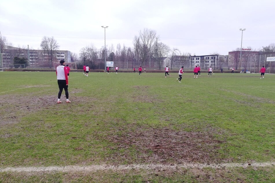 Der Trainingsplatz im Eliaspark ist gezeichnet von der Witterung der jüngsten Tage - und dennoch alternativlos.