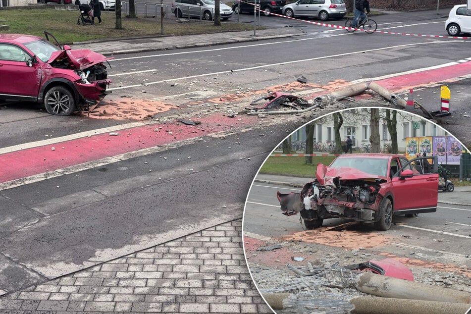 Fragwürdiger Crash in Leipzig: Honda rast verkehrt herum durch Einbahnstraße und reißt Laterne um