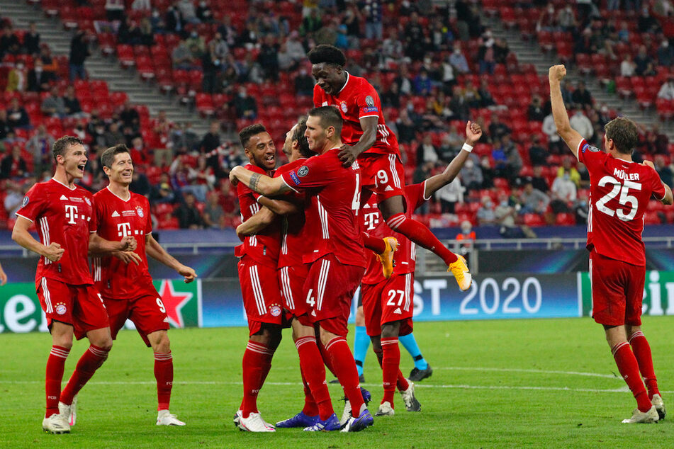 Bayerns Spieler jubeln über das Tor zum 2:1.