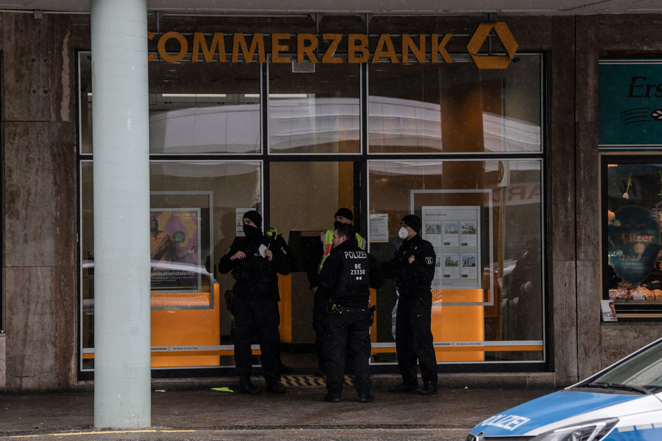 Die Polizisten wurden am Morgen des 2. Februar 2021 zur Bankfiliale an der Blissestraße in Wilmersdorf alarmiert.