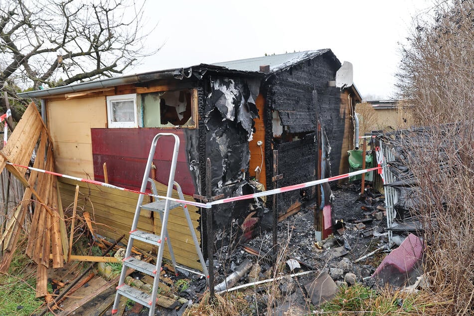 Die Flammen griffen auf ein Gartenhaus über.