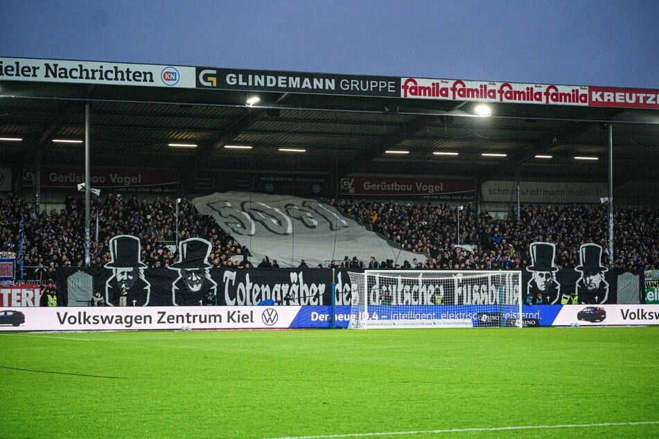 Die Kieler hatten eine Choreo vorbereitet, die sich gegen mehrere Fußball-Akteure richtet.