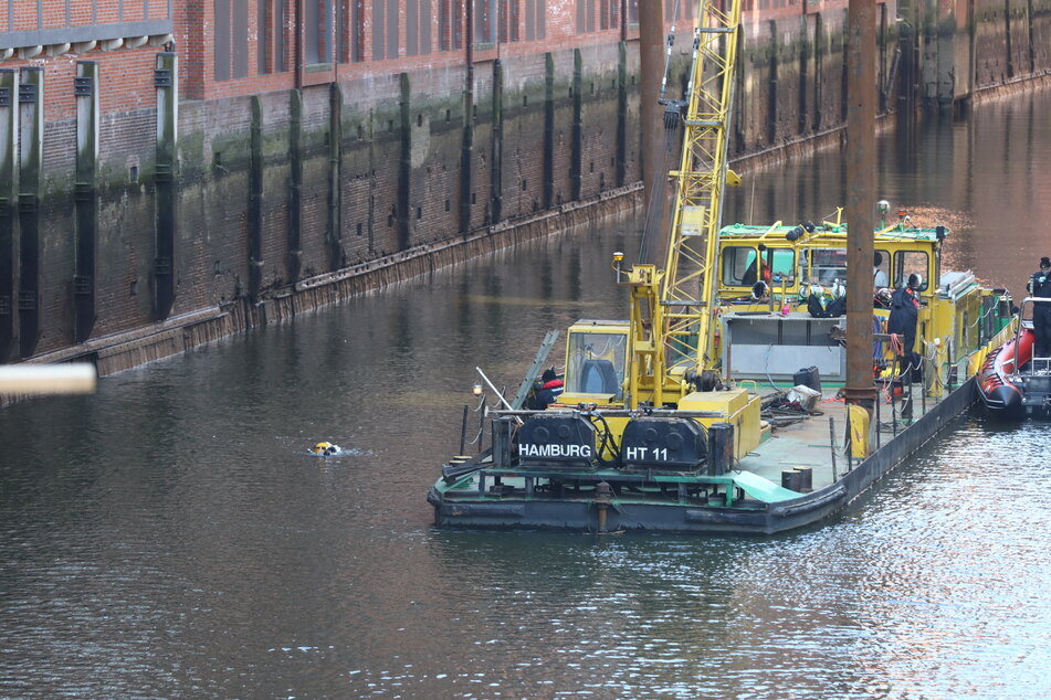 Taucher hatten die Granate in einem Seitenarm der Elbe entdeckt.