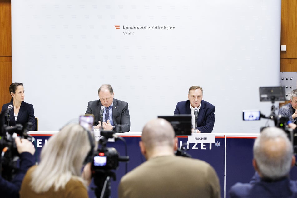 Die Polizei und Staatsanwaltschaft in Wien teilten mit, dass der mittlerweile 32-Jährige unter Mordverdacht stehe.
