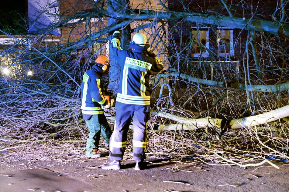 Feuerwehrkräfte rückten am Montag zu zahlreichen Einsätzen in NRW aus.