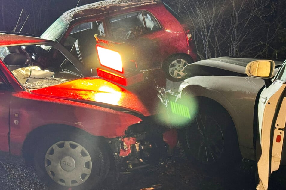 In den Unfall auf der Bundesstraße bei Schneizlreuth waren drei Fahrzeuge verwickelt.