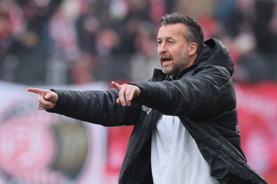 Christoph Dabrowski dirigierte sein Team an alter Wirkungsstätte, doch es gelingt ihm mit der vorhandenen Qualität nicht, den Abwärtstrend zu stoppen.