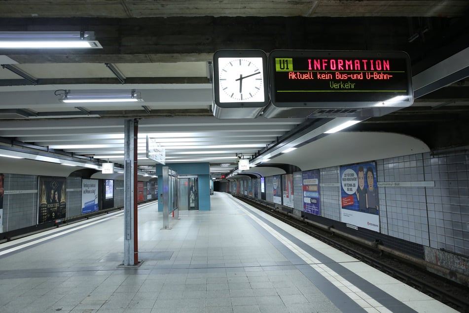 Auf einer Anzeigentafel in einem menschenleeren U-Bahnhof im Hamburger Hauptbahnhof steht ein Hinweis. (Archivbild)
