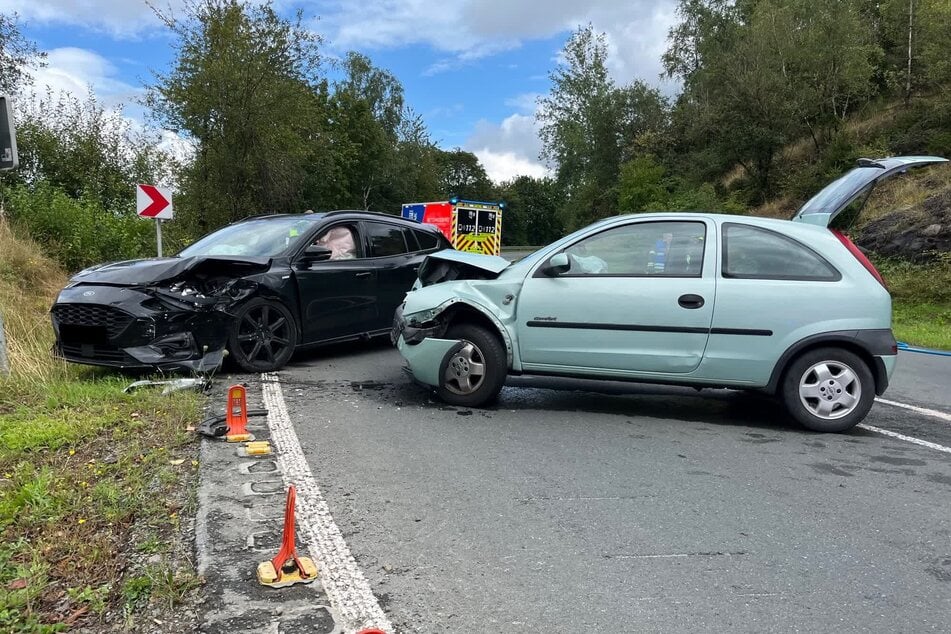 Beide Autos wurden bei dem Zusammenstoß stark beschädigt und mussten abgeschleppt werden.