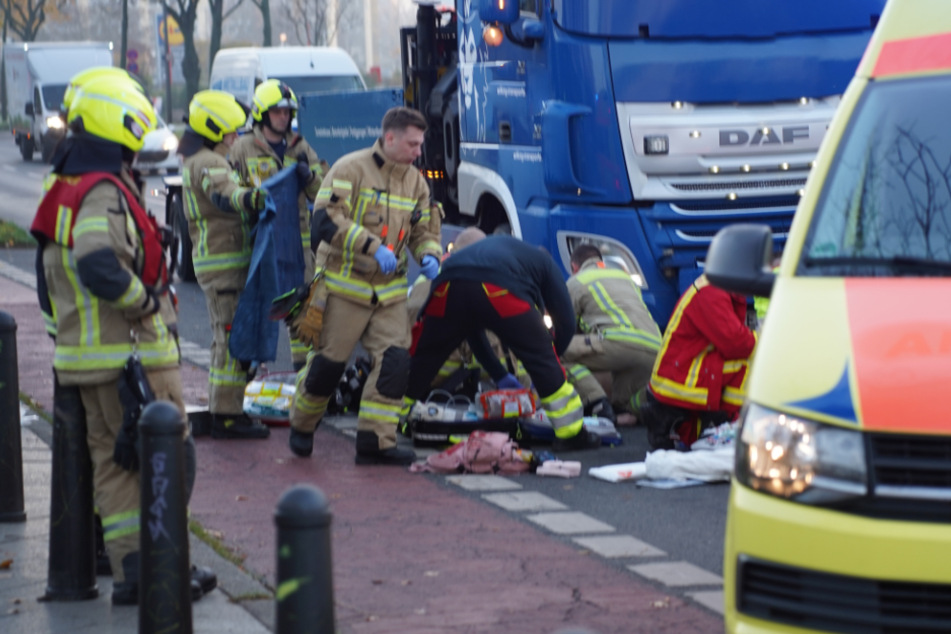 Der Radfahrer geriet unter den Lkw und verstarb noch am Unfallort in Alt-Hohenschönhausen.