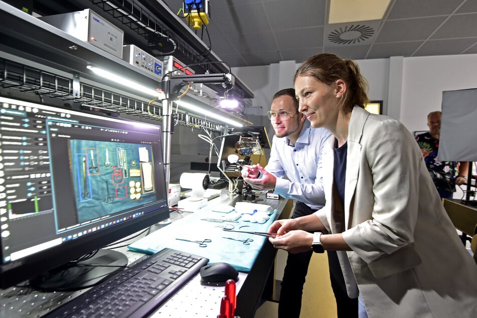 Amélie Pester (24 ans) et Florian Rudek (37 ans) testent à la WHZ le contrôle numérique des comptes pour le bloc opératoire - l'IA reconnaît automatiquement les instruments médicaux par caméra et signale les erreurs possibles.