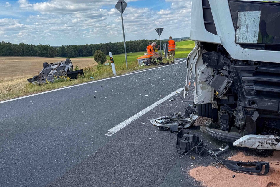 Auswirkungen des Aufpralls sind am beteiligten Lkw erkennbar.