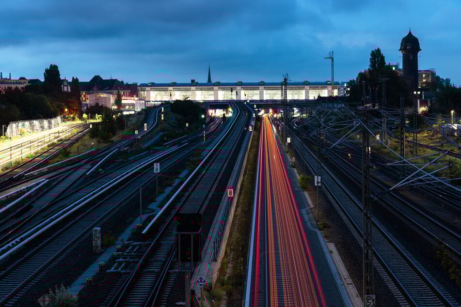 Am Bahnhof Ostkreuz gingen die Rechtsextremen auf die zwei Antifaschisten los. (Archivbild)
