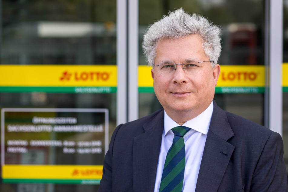 Sachsenlotto-Chef Frank Schwarz beglückwünschte den neuen Multimillionär.