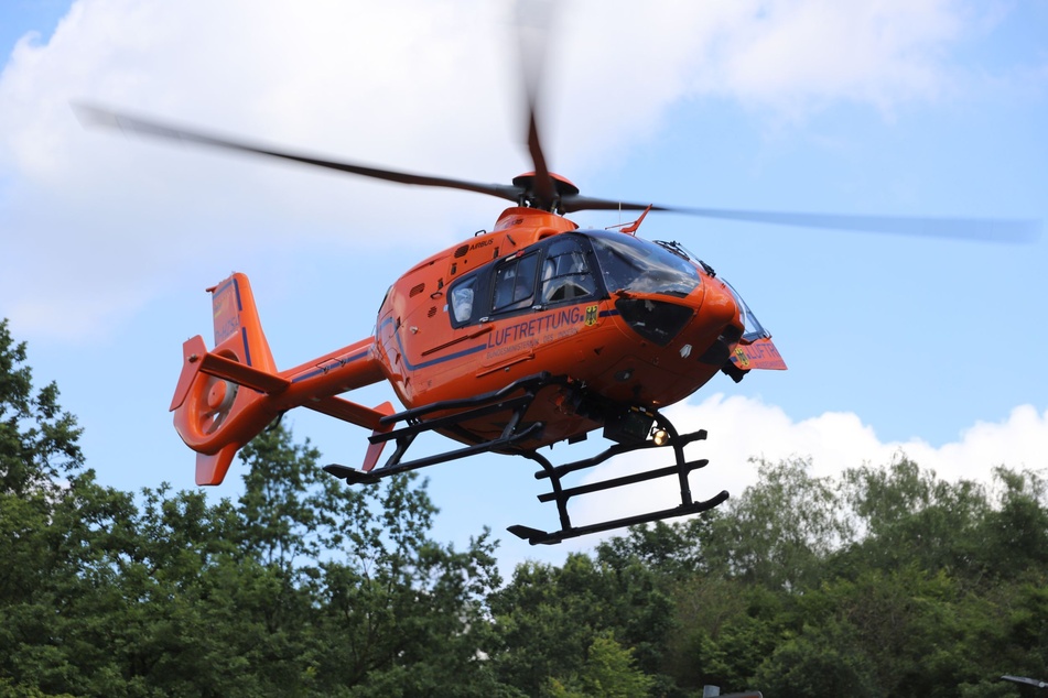 Ein Rettungshubschrauber brachte die verletzte Person in eine Spezialklinik.