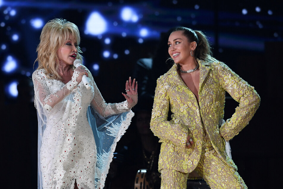 Die Nachricht von Akzeptanz, die Dolly Parton (77) und Miley Cyrus (30, r.) mit ihrem Song "Rainbowland" verbreiten wollten, kam beim Schulbezirk von Waukesha nicht gut an.