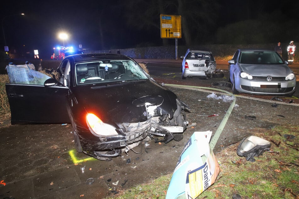 Ein Auto landete nach dem illegalen Rennen in einer Hecke.