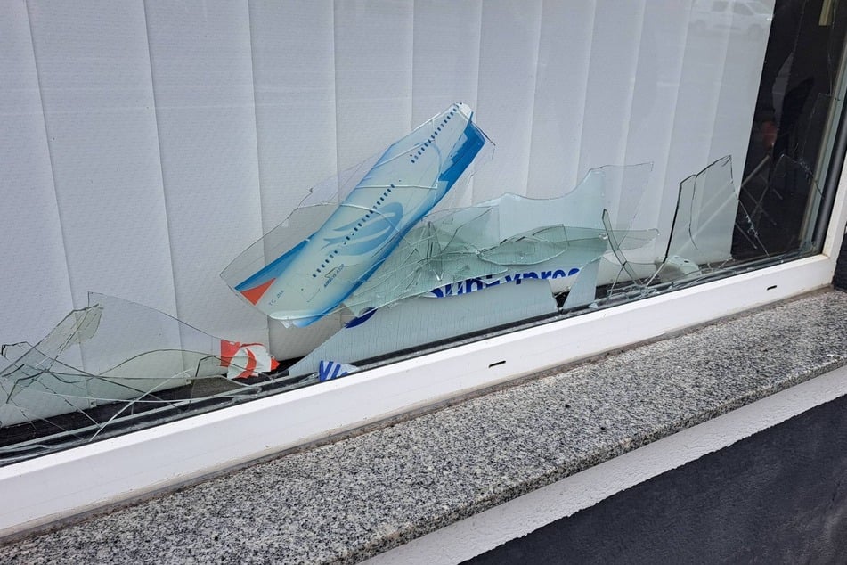 Auch die Fensterscheiben gingen zu Bruch.