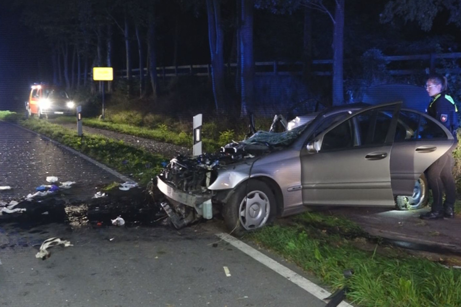 Der Beifahrer des 22-Jährigen wurde bei dem Unfall lebensgefährlich verletzt und verstarb später im Krankenhaus. Der Mercedes wurde komplett zerstört.