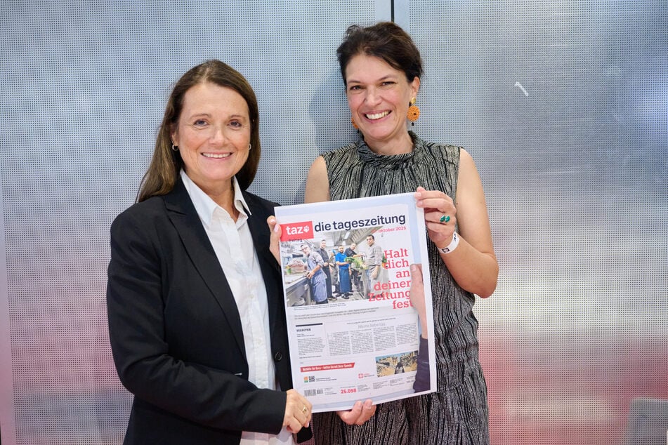 Die beiden Chefredakteurinnen der taz, Barbara Junge (53, l.) und Ulrike Winkelmann (54), halten die ausgedruckte Titelseite der letzten werktäglichen Ausgabe der taz in den Händen.