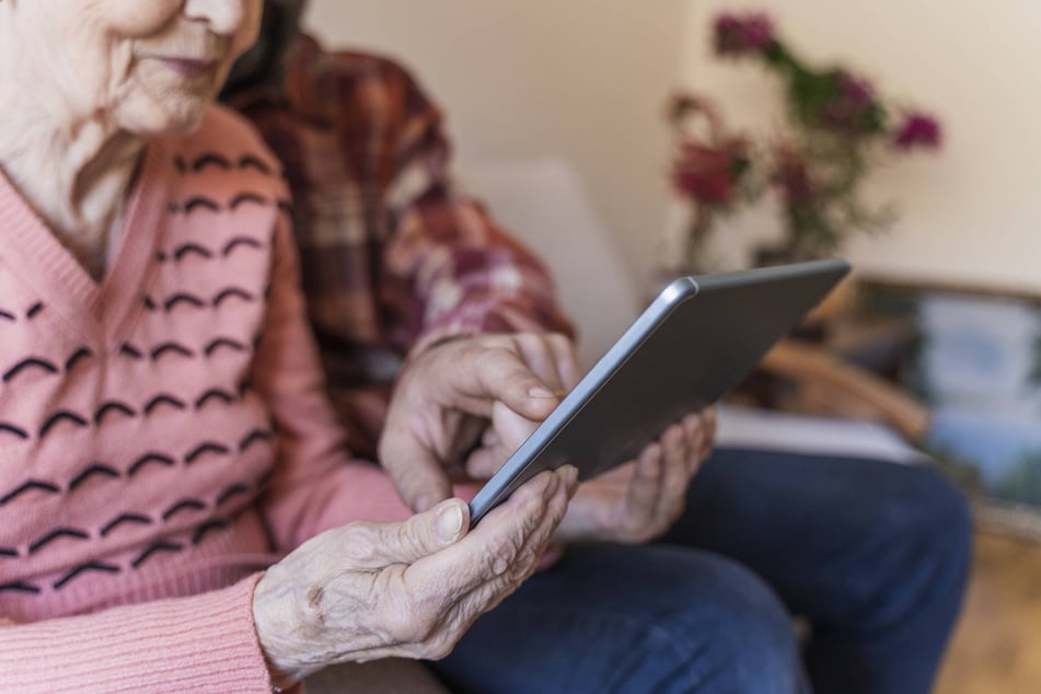 Eine Seniorin schaut auf ein Tablet. Vertragsabschlüsse ohne Papier mit elektronischer Unterschrift hält die Verbraucherzentrale bei betagten Menschen für hochproblematisch. (Symbolfoto)