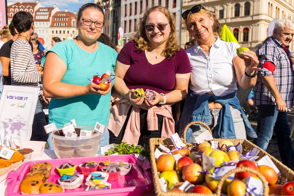 Ein Häppchen fürs Schwätzchen boten Vera Fiehler (41, v.l.), Katharina Sende (31) und Nataline Vkraima (63) an.