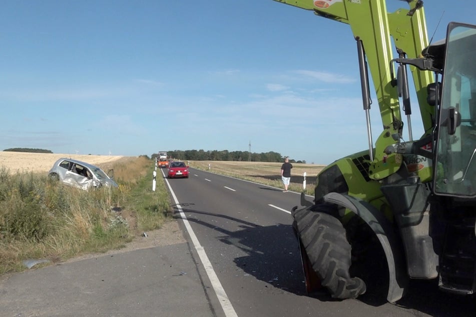 Kleinwagen kracht in abbiegenden Traktor: Fahrerin verletzt sich