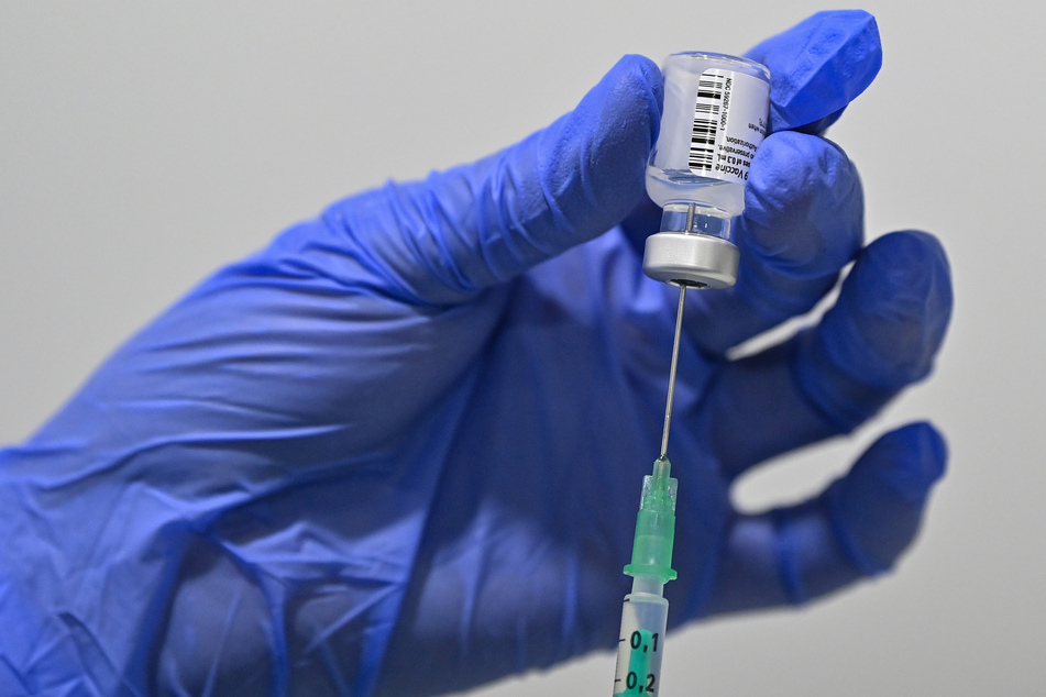 Eine Corona-Schutzimpfung mit dem Wirkstoff von Biontech/Pfizer wird vorbereitet.