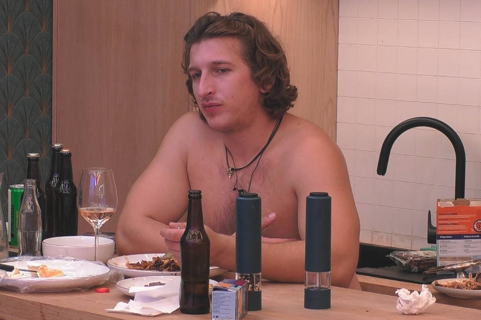 SatansBratan Erik (25) muckt in Abwesenheit von Désirée und Harald gegen die beiden auf.