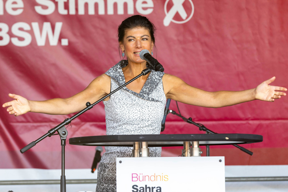 Mandelförmige Augen, Brauen wie Sicheln: Sahra Wagenknecht (55, BSW) kam am Mittwoch in Dresden eine knappe Stunde nach Veranstaltungsbeginn auf die Bühne des Schloßplatzes. Ein Auftritt wie von einem Rockstar.