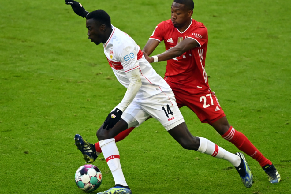 VfB-Angreifer Silas Wamangituka (21) hat sich im Zweikampf mit Bayerns David Alaba (28) das Kreuzband gerissen.
