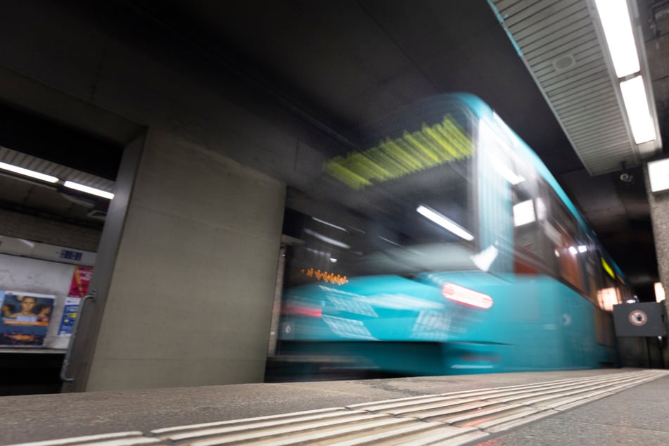 Meterweit wurde ein Mann in der Nacht von Freitag auf Samstag in Frankfurt von einer S-Bahn mitgeschleift. (Symbolbild)