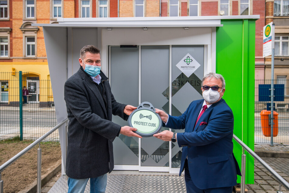 Landrat Frank Vogel (64, CDU, r.) nimmt den "Protect.Cube" von SEIWO-Chef Jan Wabst (45) in Empfang.