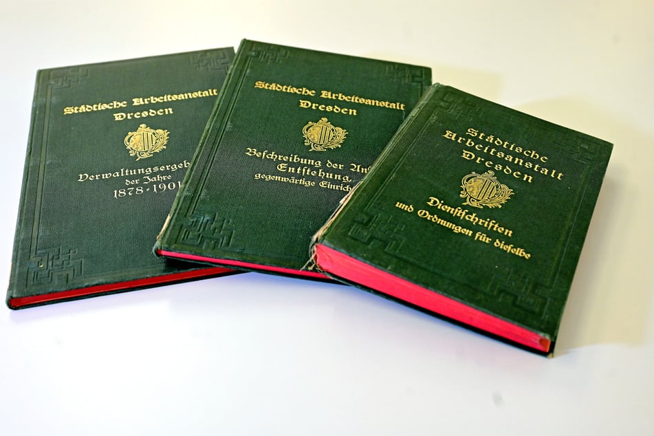 Diese Aktenbücher verzeichnen unter anderem Tages- und Speisepläne der Insassen.