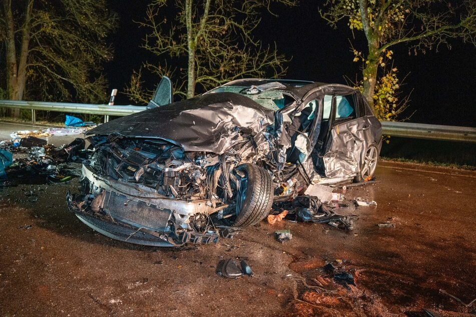 Der Mercedes wurde bei dem Unfall komplett zerstört.