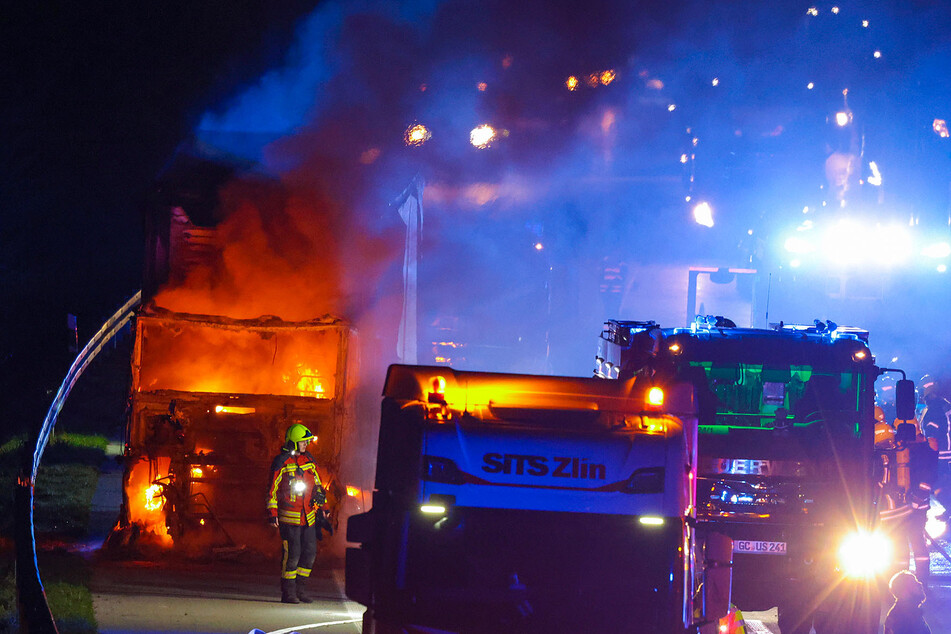 Ein Lkw stand am frühen Freitagmorgen auf der A4 bei Glauchau in Flammen.